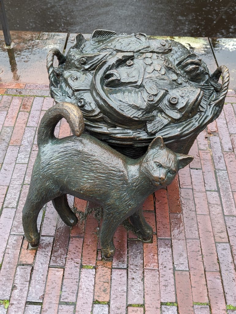 die Bronzefigur einer nassen Katze in Stade