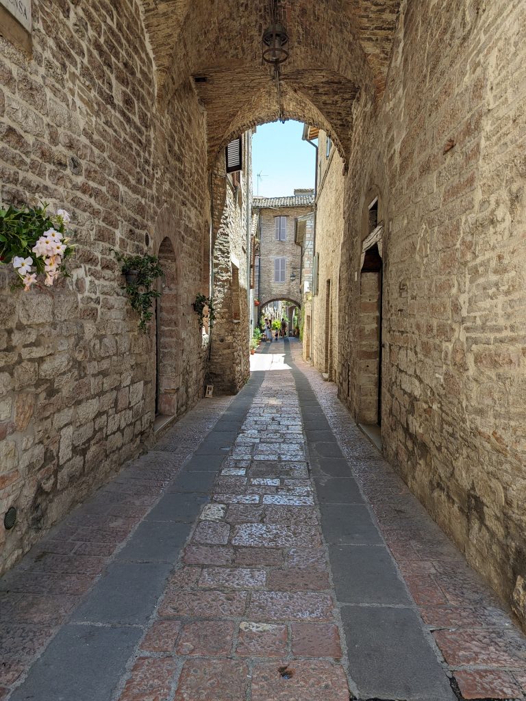 Gasse in der Altstadt von Assisi