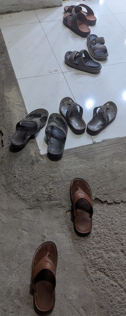 Latschen vor einer Moschee